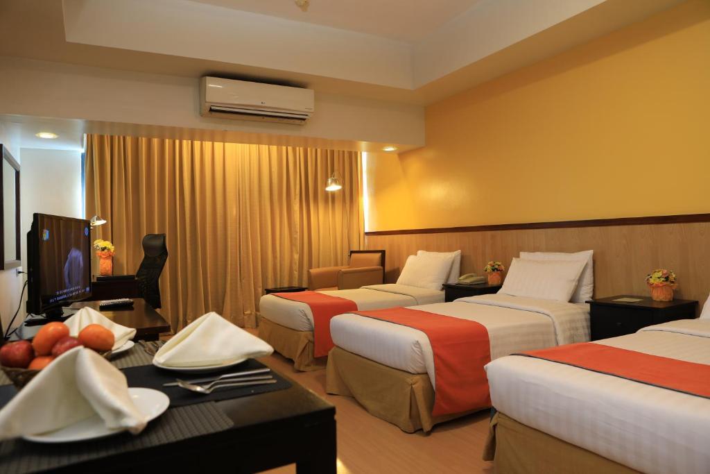 The Malayan Plaza Hotel Pasig City Kültér fotó