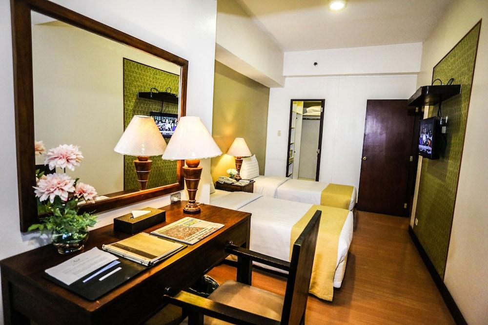 The Malayan Plaza Hotel Pasig City Kültér fotó