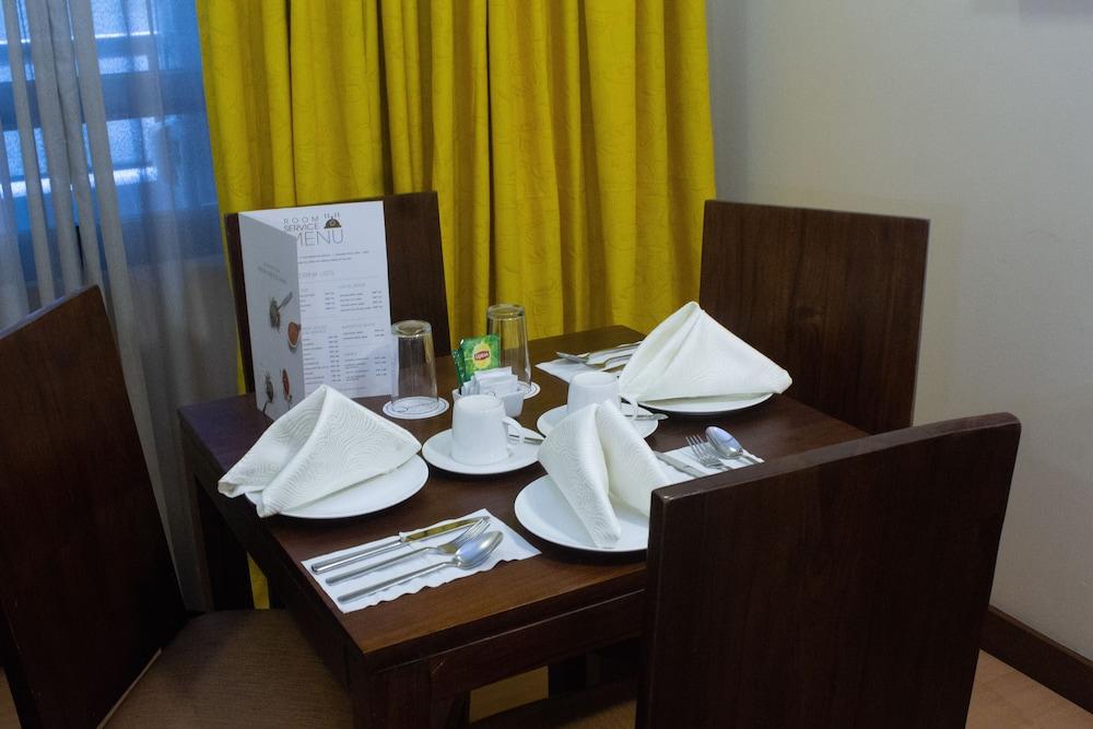 The Malayan Plaza Hotel Pasig City Kültér fotó