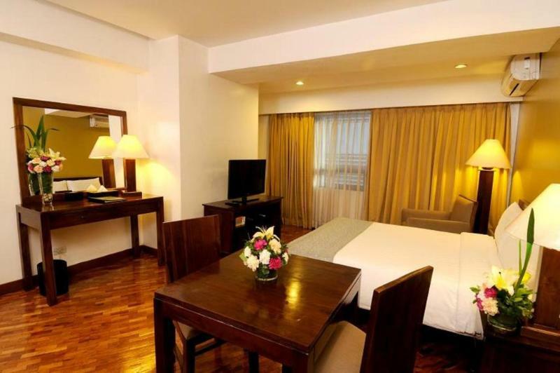 The Malayan Plaza Hotel Pasig City Kültér fotó